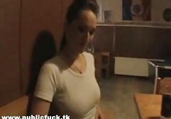 Viena de ébano sentado en videos de sexo en grupo el lado de la mierda de su culo